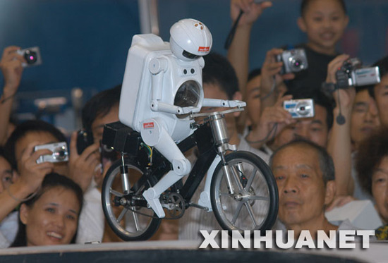组图：可通过S形木板骑车机器人亮相深圳