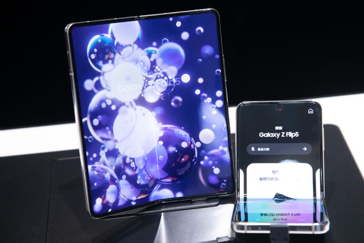 折叠机面板无偏光片成趋势 SDC领先、中厂紧追