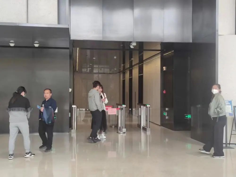 “昨晚还在加班，一醒来公司没了” ！公司楼下已站着大量猎头，有人几小时找到工作