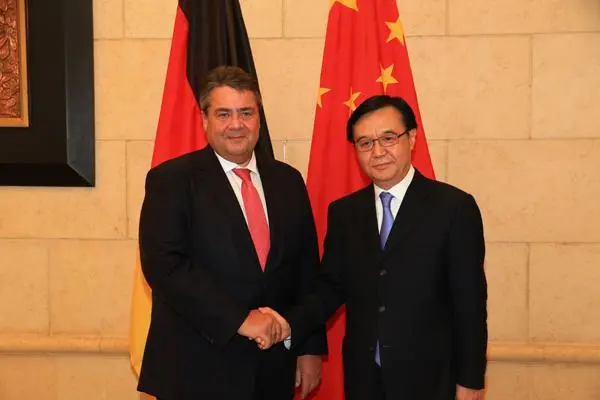 中德高层会晤：商务部部长会见德国总理府部长