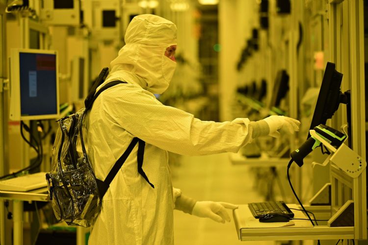 Intel 18A工艺良率升至85%，目标股价被大幅上调