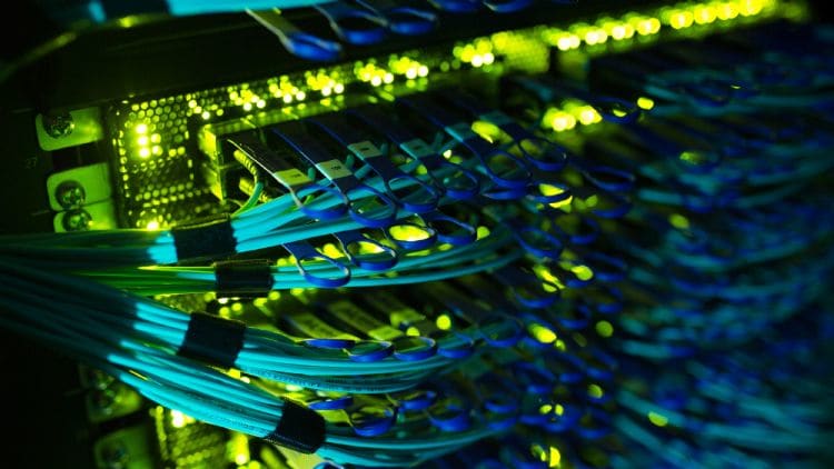 硅谷科技大厂接连裁员，砸重金投资AI基础设施