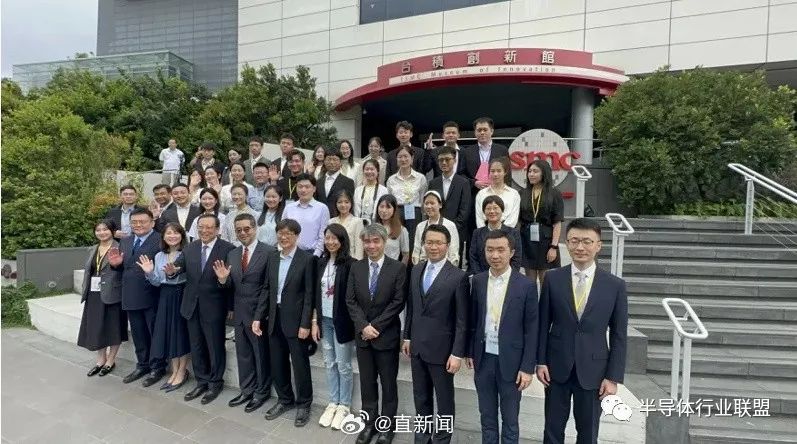 首站到访台积电！大陆师生访台团：团长、乒乓球世界冠军丁宁接受赠礼