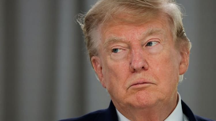 特朗普放话：芯片不回美国就征200%关税