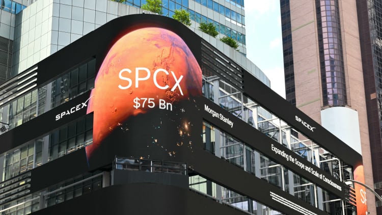 SpaceX上市估值破2万亿美元，业务迎挑战