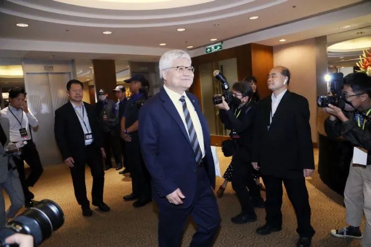 台积电董事长换人！