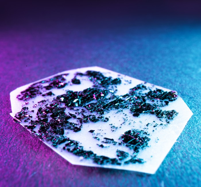 天然双层石墨烯内发现新奇量子效应