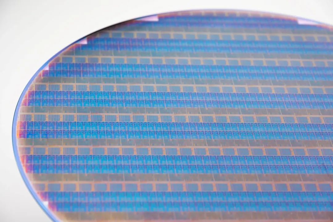 英特尔PowerVia技术率先实现芯片背面供电，2024年Intel 20A制程节点上推出