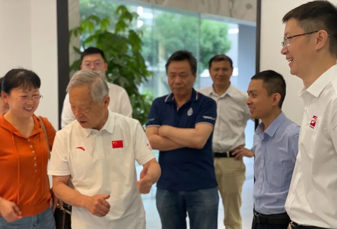 原机械工业部副部长、国务院中央企业监事会主席贾成炳莅临芯感智参观指导