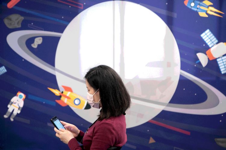 每日椽真：中、高轨业者也想切入低轨卫星商机 | 哪些国内面板厂也危险？
