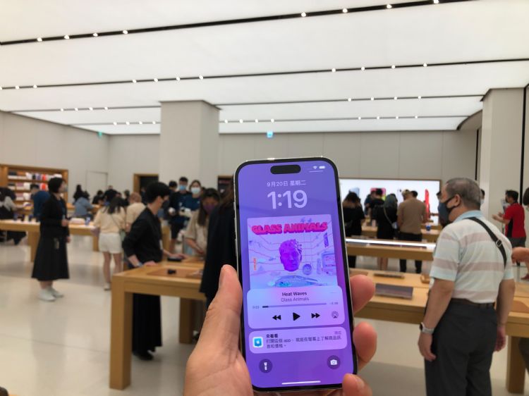 无缘iPhone 15先发部队的京东方，望从iPhone SE 4突破