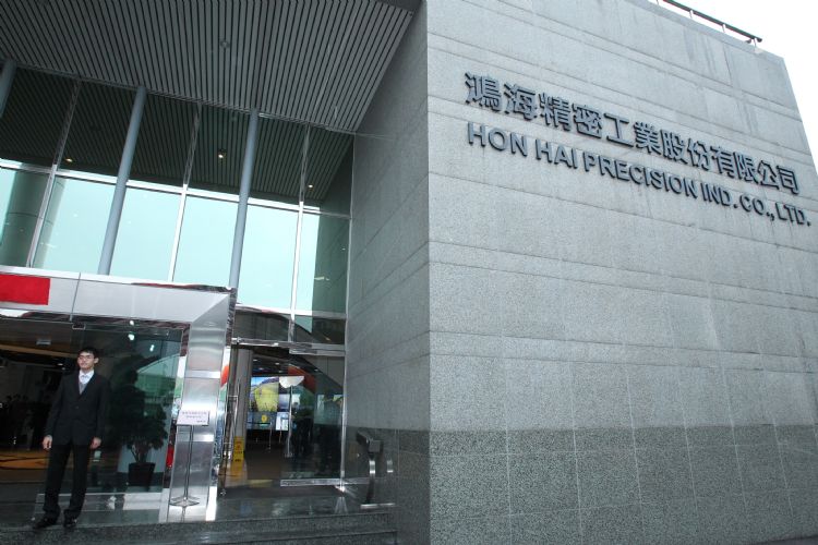 富士康逆风中扩印度投资 消费市场在前，苹果指哪供应商去哪