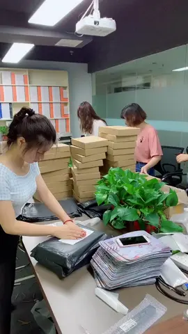 Altium19新书预售一下就销售了1000多册，小姐姐们辛苦了altium pcb设计