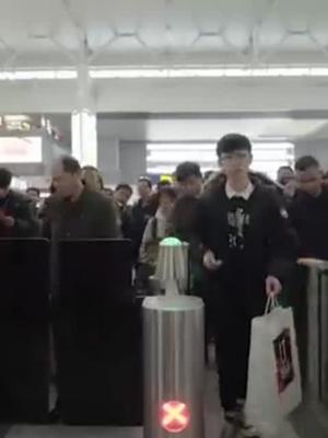 外国人体验中国5G车站5