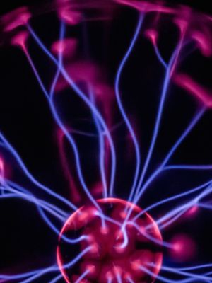 磁铁 电 科学实验 两块磁铁加一杯水，谁能解释下原理