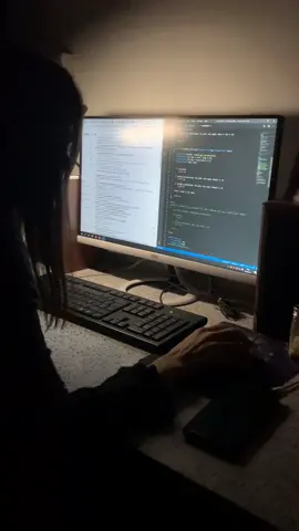 为完成任务，凌晨还在敲代码，心疼中…… 敲代码