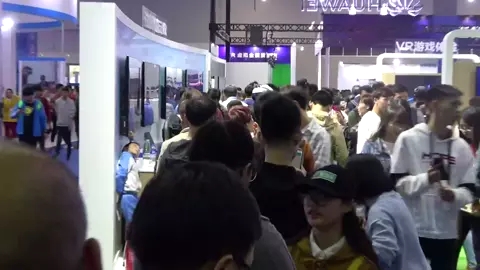 会展第一天观众3万，第二天10万，第三天7万，三天超20万。2018世界vr产业大会 抖音小助手