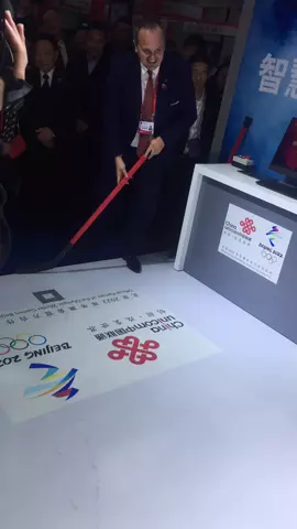 VR，让世界无边界。玩到停不下来的歪果仁。2018世界vr产业大会 抖音小助手