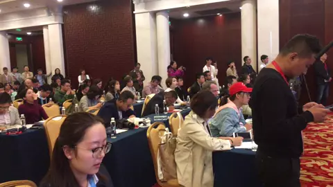 哎呀，一转身，会场里面好多人。2018世界vr产业大会 抖音小助手