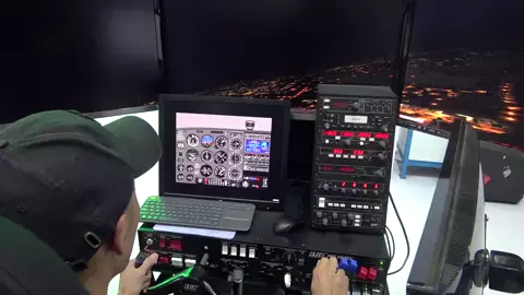 VR模拟驾驶舱飞行，夜景很美，VR更美。2018世界vr产业大会 抖音小助手