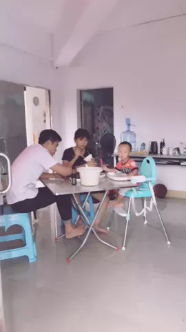 男人虽然没有钱，一家三口人住在20平的楼顶，每天吃饭这一幕却是非常的幸福！