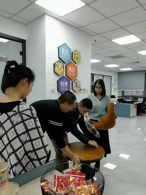 来看看兆亿微波美女们是怎么玩石头剪刀布