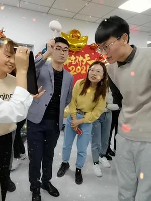 看图猜成语，帅哥美女快来围观。 两屏 团队精神风采展