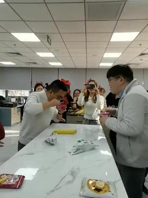 看谁吃的快🤣开心工作快乐生活 我要上推荐 团队精神 欢乐办公室