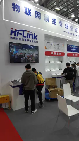 展台人还是挺多的展会现场 物联网 智能家居